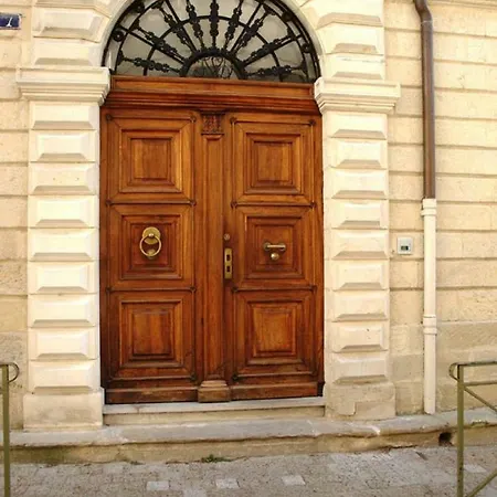 Appartement Dans Hotel De Flaux Uzes Exterior photo