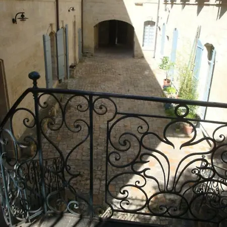 Appartement Dans Hotel De Flaux Uzes Exterior photo